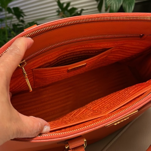 Prada Tote bag - Picture 5 of 9